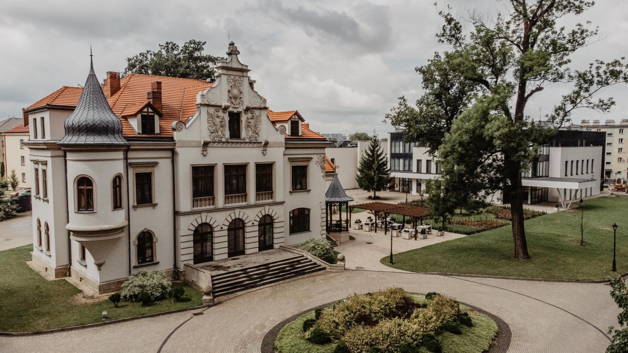 ホテル Polanka Conference Center クロスノ エクステリア 写真